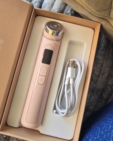 Foto van een koper: de GlowBoost V2 uitgepakt met kabel