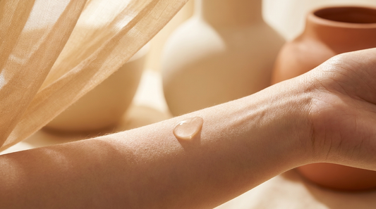 Serum met peptiden op de huid - ElleCera