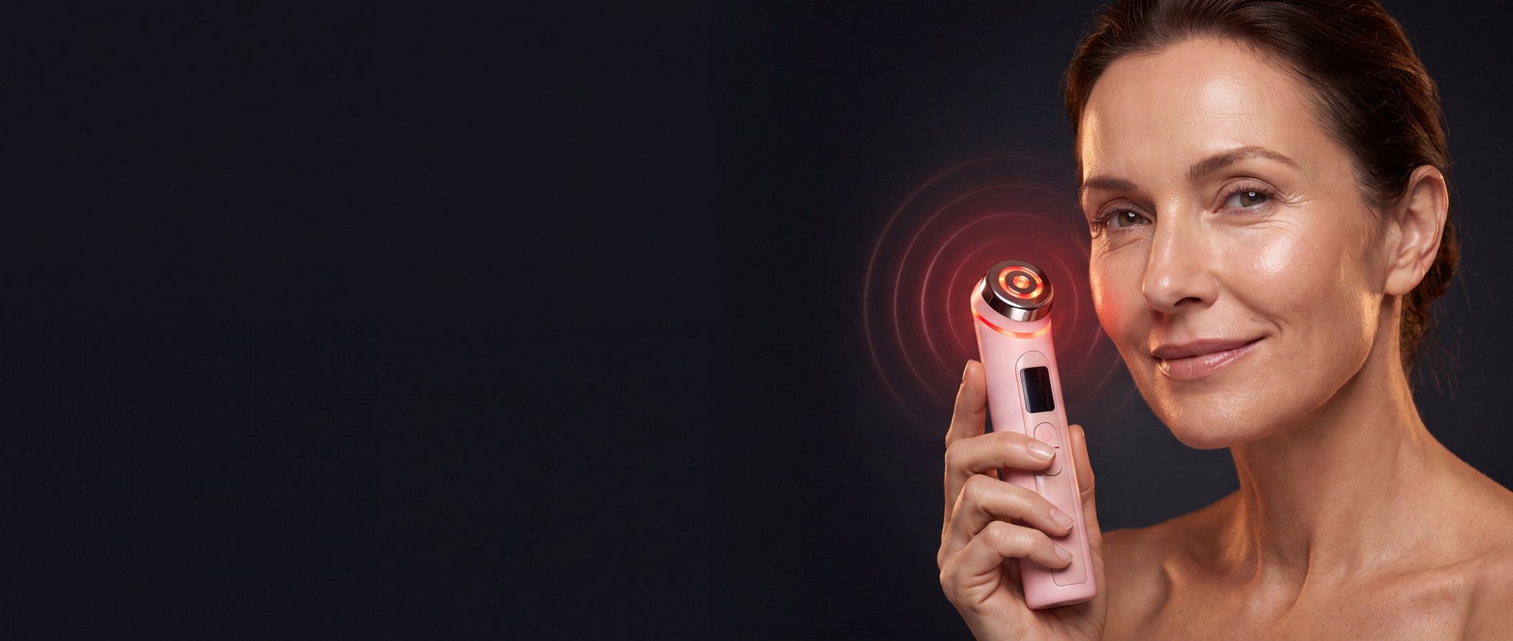 Vrouw gebruikt de GlowBoost V2, 5 minuten per dag