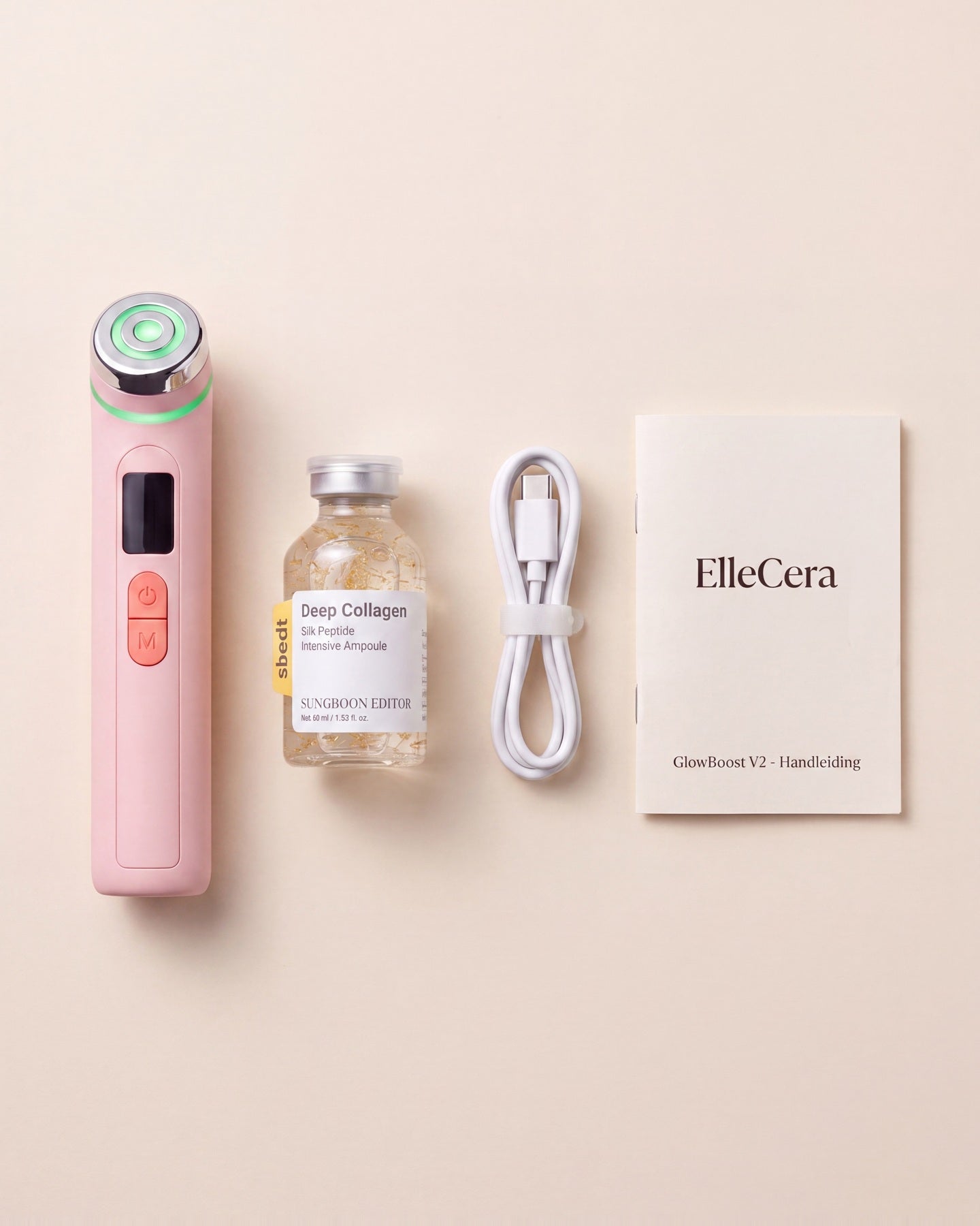 Wat je thuisbezorgd krijgt: de GlowBoost V2, gratis SilkPeptide serum, USB-C kabel en Nederlandstalige handleiding