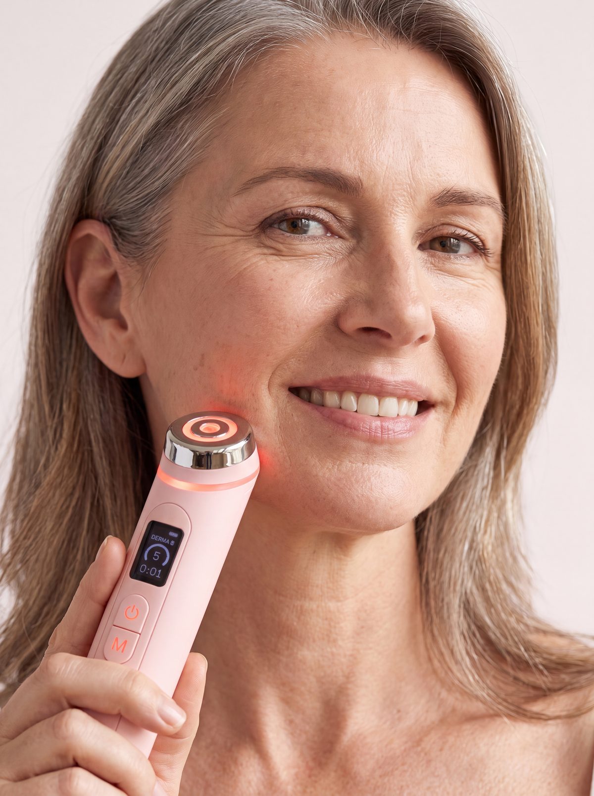 GlowBoost V2 met rode lichtbehandeling tegen de wang