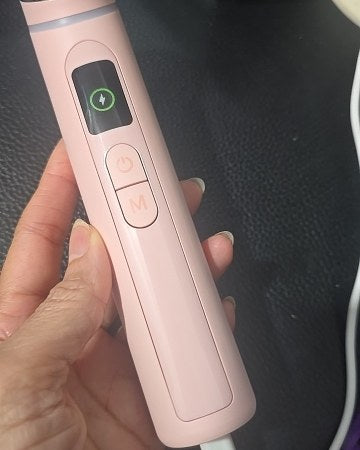 Foto van een koper: de GlowBoost V2 aan de oplader